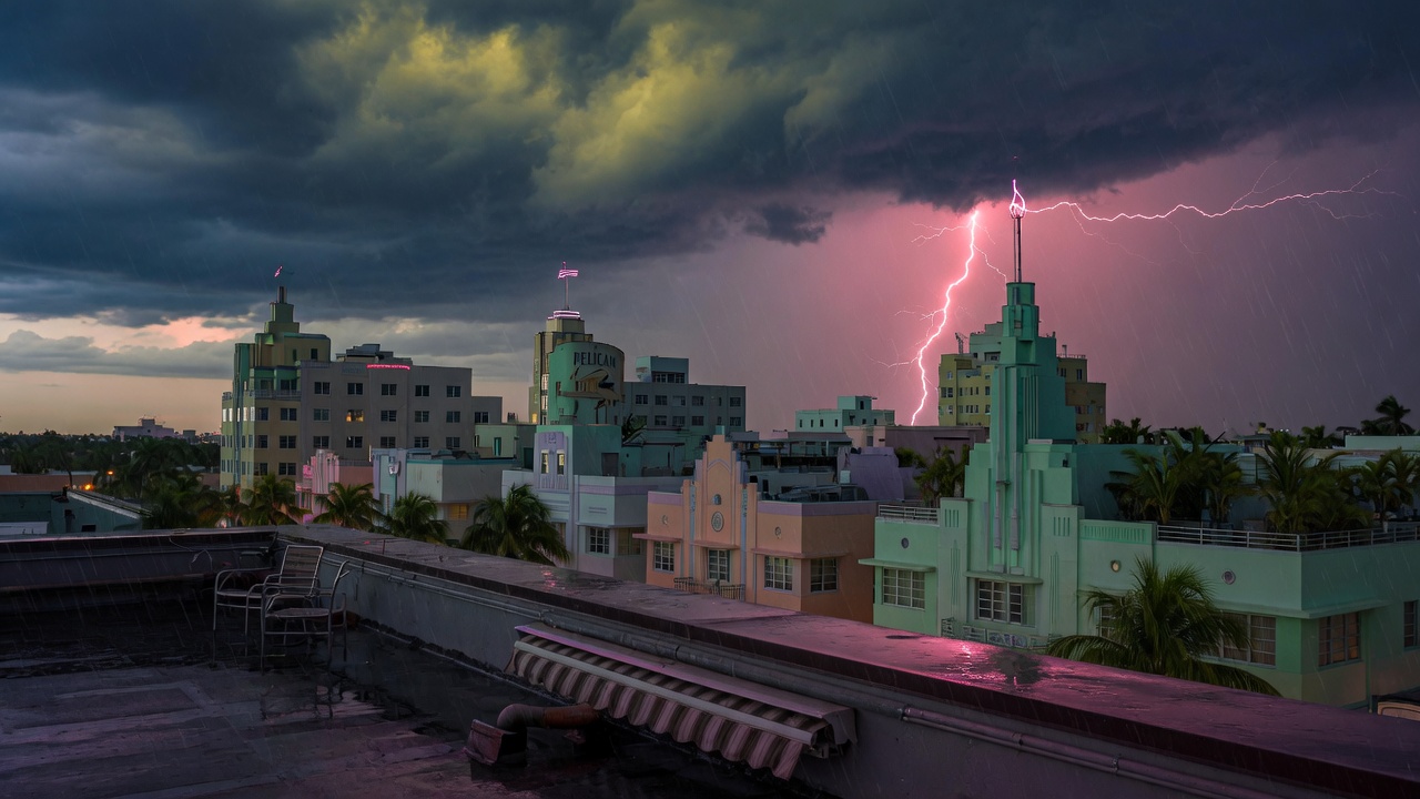 Tempestade sobre um skyline de hotéis art déco na Flórida